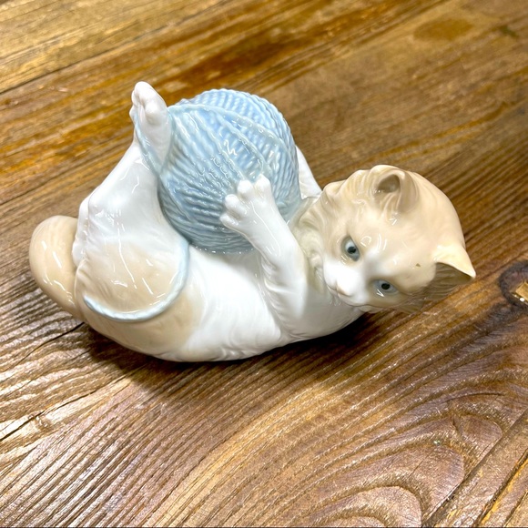 Lladro NAO Retired Cat with Yarn Figurine